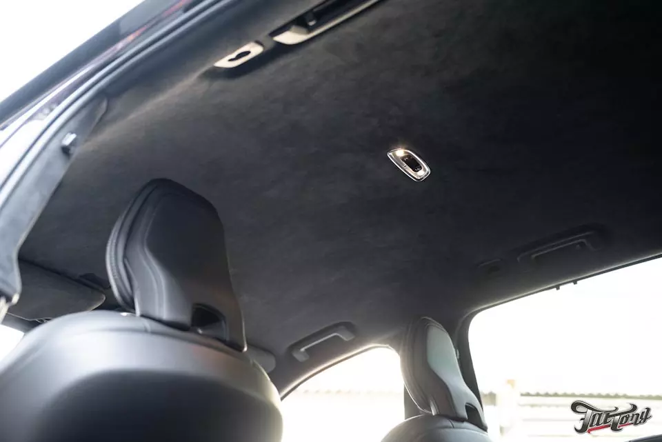 Volvo XC90. Перетяжка потолка в алькантару и ламинация карбоном деталей экстерьера.